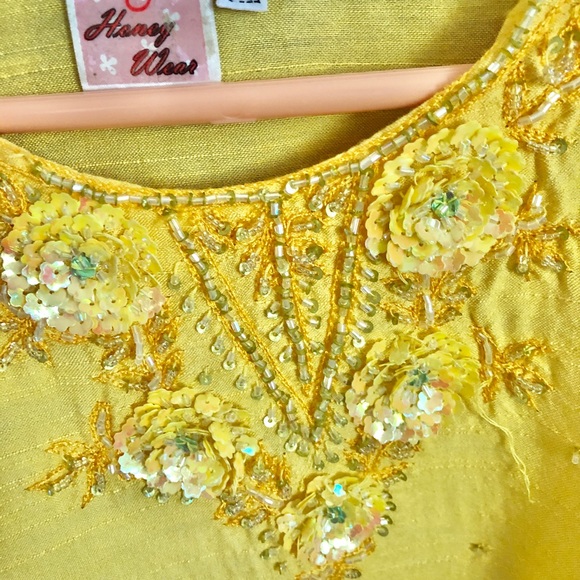 Beautiful sequenced top. - Picture 2 of 5